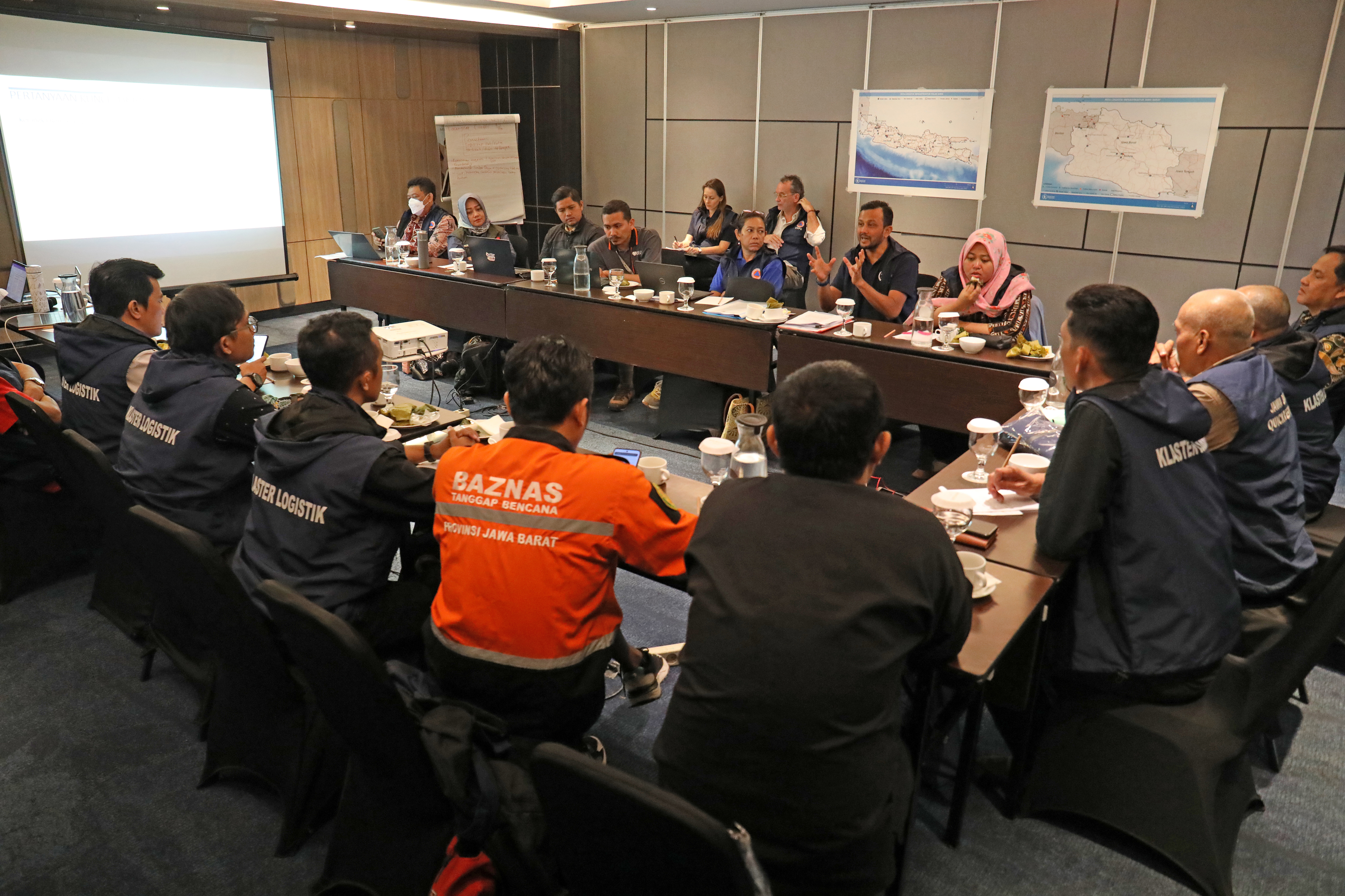 Dalam diskusi kelompok terfokus para peserta yang dibagi masing-masing bidang dalam klaster, menyusun kerangka Rencana Operasi Logistik terutama untuk respon menghadapi Gempa Bumi Sesar Lembang dan butir-butir penting dalam Standar Operasional Prosedur (SOP) terkait yang dibutuhkan untuk melengkapi prosedur kerja dalam melaksanakan kegiatan operasionalnya.